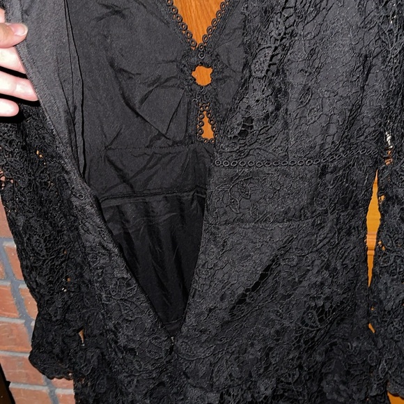 V-neck/O-ring detail Long sleeves A-line silhouette Concealed back zip closure - Picture 11 of 11